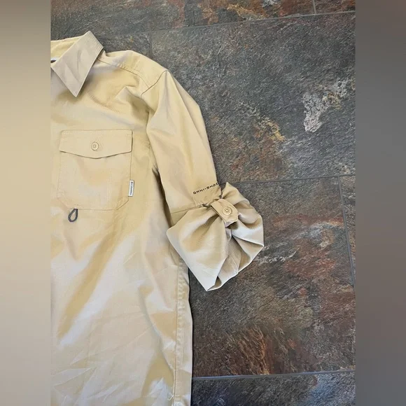 Men’s khaki Columbia long sleeve with Omni shade fishing shirt. Size medium - Picture 5 of 12